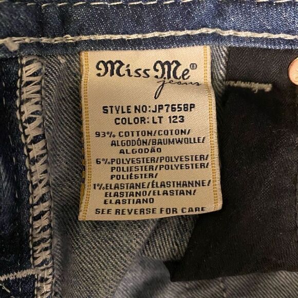 Miss Me Light Wash Signature Cuffed Capri Embellished Pocket Jeans | Size 26 - Picture 4 of 5